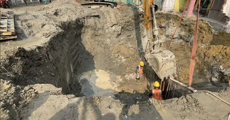 উড়ালসড়কের পিলার নির্মাণের পাইলিংয়ের সময় তিতাস গ্যাসের লাইনে ফাটলের সৃষ্টি হয়েছে